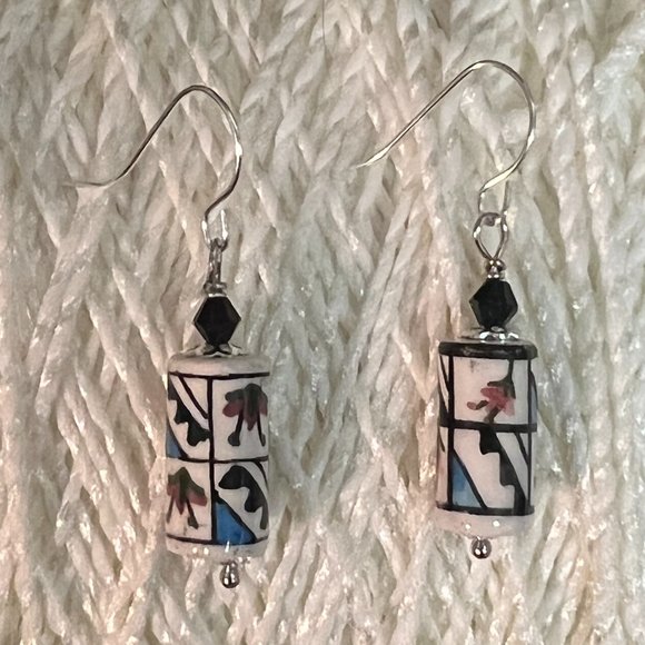 Vintage Peruvian Hand Painted Beaded Earrings on Silver Tone French Hooks - Picture 3 of 3